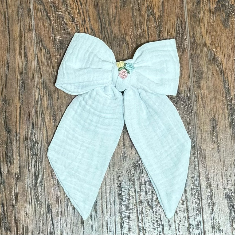 Handmade white baby muslin bow with alligator clip (doble)